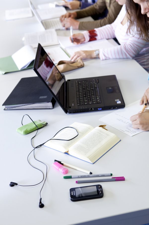 Studenten arbeiten in der Bibliothek